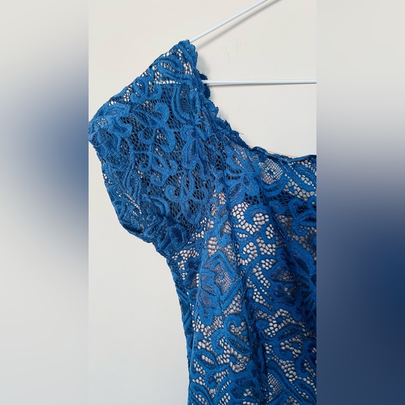 Lace dress - Picture 4 of 7